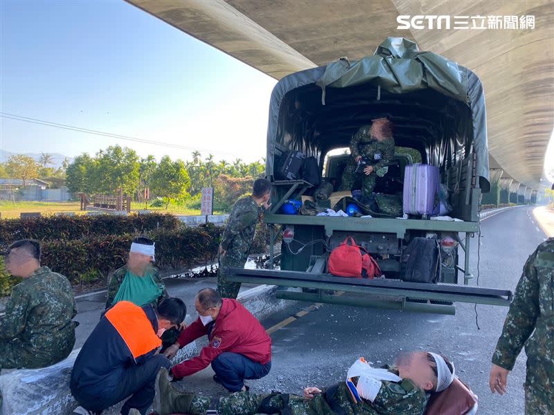 軍卡上的9官兵因為痛到躺在地上等待送醫。（圖／翻攝畫面）