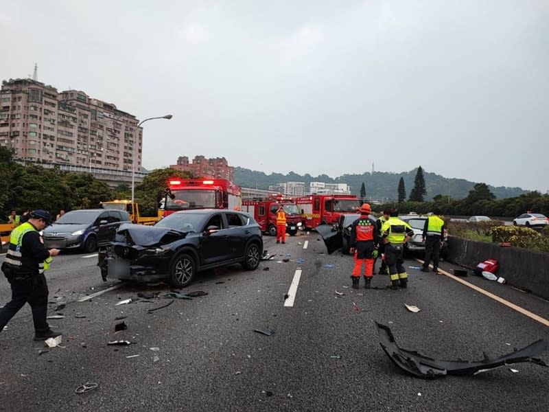 國道3號北上安坑隧道今晨發生一起嚴重車禍，造成8人輕重傷，其中2人當場失去生命跡象，全線4線車道一度受到影響，消防人員、國道員警及高速公路局協力廠商獲報後到場進行交通管制。（翻攝照片／中央社）