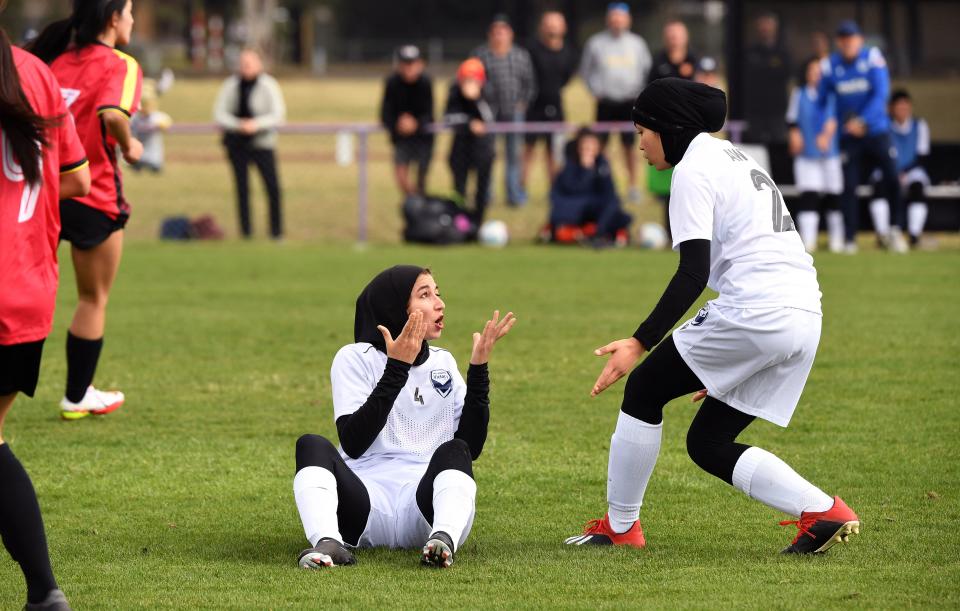 El equipo femenino afgano Melbourne Victory en su primer partido en una liga local contra ETA Buffalo SC- Las jugadoras del equipo nacional de fútbol femenino de Afganistán compitieron en un partido de la liga local en Australia el abril 24 por primera vez desde que huyeron de los talibanes islamistas de línea dura. (Foto: de William WEST/AFP vía Getty Images)