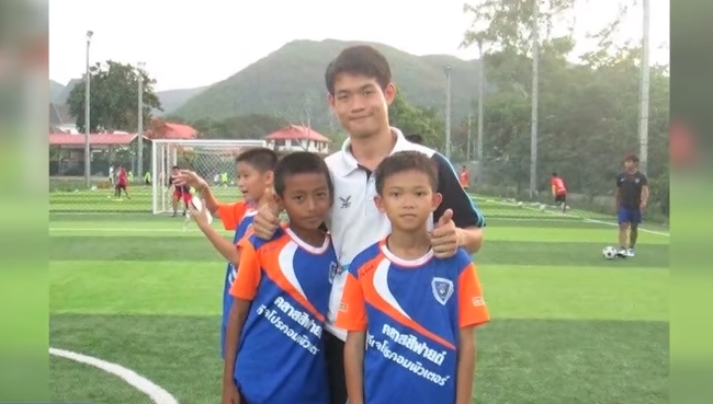 泰國清萊府青少年足球隊的教練艾卡波與足球隊員感情很好（截自YouTube）