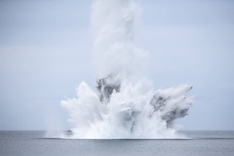 ▲新北市貢寮區卯澳灣海中日前發現13顆未爆彈，海軍水下作業大隊完成前置作業後，在岸上以遙控器引爆，現場海域濺起巨大高聳水花。（圖/軍聞社提供）