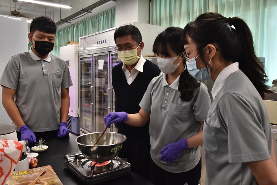 山蘇富含鈣質、鐵質及膳食纖維，質地嫩脆，是天然健康美味的野菜，烹煮後不易變色。