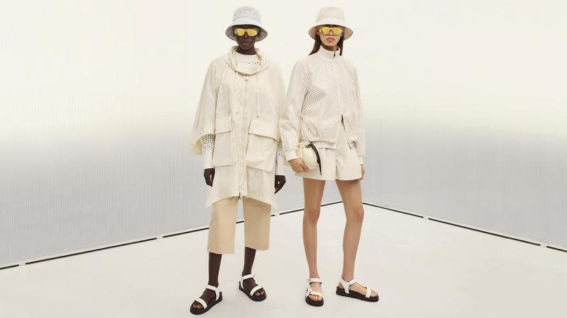 Moncler 2021春夏女裝THE FRESHENER新品，以淨白色調的極簡設計打造出都會系列。（MONCLER提供）