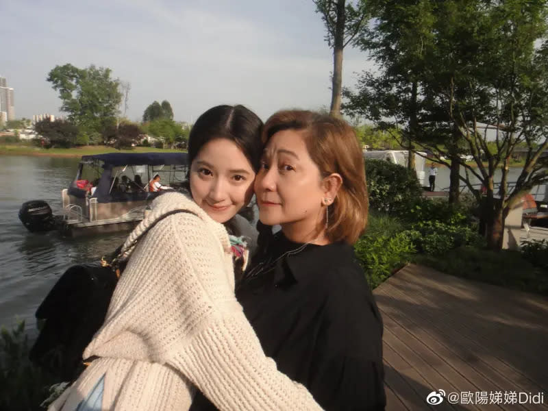 ▲歐陽娣娣（左）是傅娟（右）和歐陽龍的么女，去年考上北京電影學院。（圖／歐陽娣娣微博）