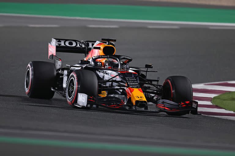 Red Bull's Dutch driver Max Verstappen drives during the qualifying session ahead of the Qatari Formula One Grand Prix at the Losail International Circuit, on the outskirts of the capital city of Doha, on November 20, 2021. (Photo by KARIM JAAFAR / AFP)