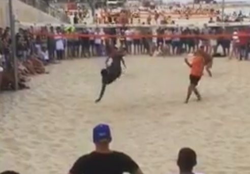 Ronaldinho en plein retourné acrobatique sur la plage de Barcelone