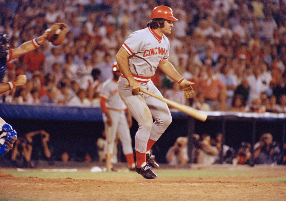 FILE - Pete Rose dari Cincinnati Reds beraksi pada pertandingan melawan Atlanta Braves di Atlanta, 2 Agustus 1978. Di sebelah kiri adalah penangkap Atlanta Joe Nolan. (Foto AP, File)