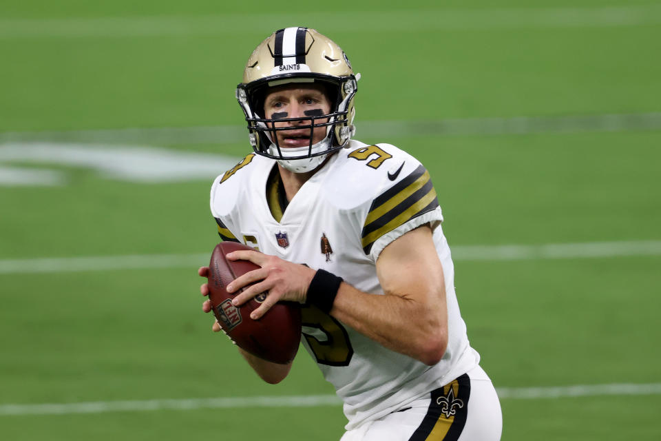 Drew Brees prepares to throw a football.