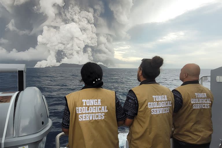 Geologists on the site. Oversighting Hunga Ha'apai in the forefront and Hunga Tonga 'o the left. The plumes up to 20km above sea level. Crédito : Facebook Tonga Geological Services, Government of Tonga.