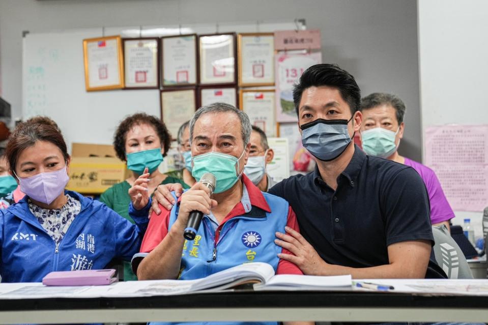 蔣萬安（右1）批陳時中「好大的官威」，並在14日和魏景成（右2）一起召開記者會，魏景成會中哽咽回批陳時中，「你說我無腦，難道你是腦水腫嗎？」   圖：蔣萬安競選團隊 / 提供