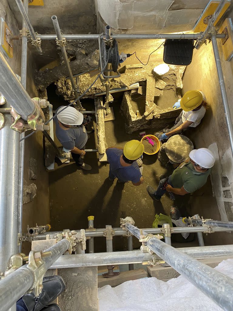 El trabajo de los arqueólogos en el nuevo hallazgo en Pompeya. (Parco Archeologico di Pompei via AP)