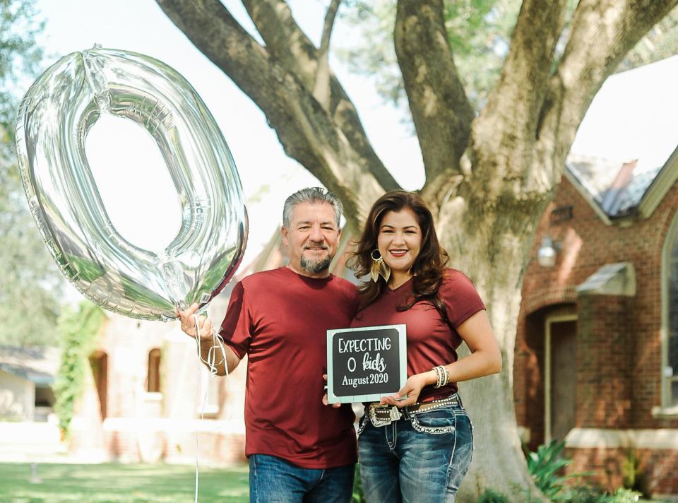  "Expecting 0 kids, August 2020," the sign reads.  (Photo: <a href="https://www.instagram.com/photographymelyssaanne/" target="_blank">Melyssa Anne Photography </a>)
