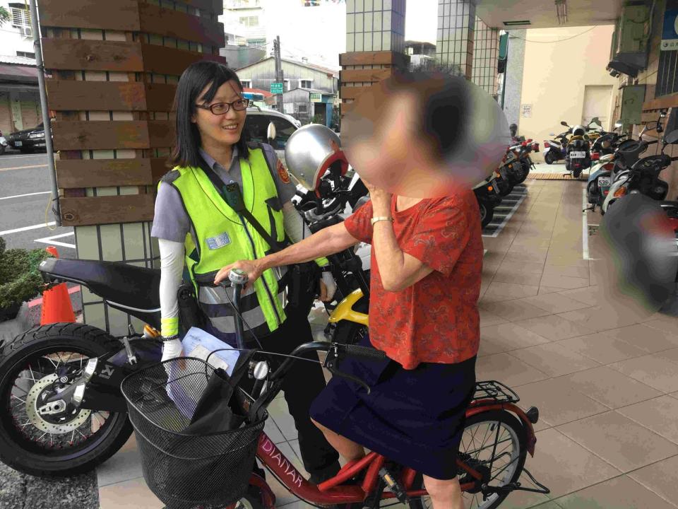 警方主動關懷老婦並告知詐騙手法，才使老婦免於遭受詐騙。（圖／記者陳宗傑翻攝,2017.08.10）