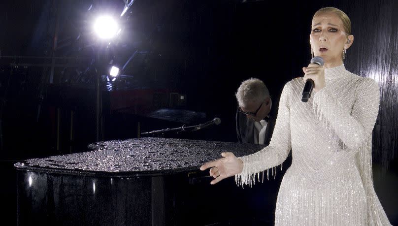 La cantante canadiense Celine Dion actúa en la Torre Eiffel durante la ceremonia de inauguración de los Juegos Olímpicos de Verano de 2024 en París, Francia, el viernes 26 de 