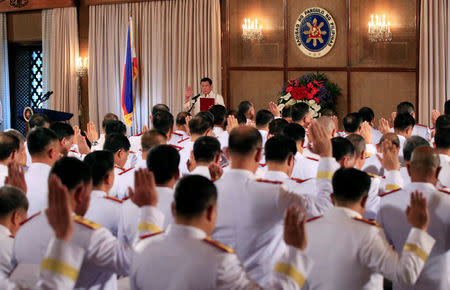 Philippine President Rodrigo Duterte (C) leads the oath-taking of the newly promoted officials of the Philippine National Police (PNP) at the Malacanang presidential palace in metro Manila, Philippines January 19, 2017. REUTERS/Romeo Ranoco