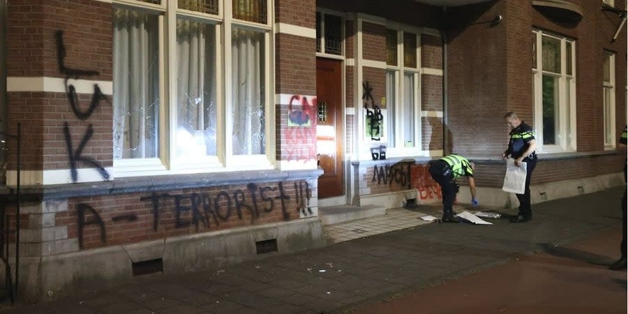 An inscription appeared on the building of the embassy of Belarus in the Netherlands, dedicated, presumably, to the dictator Oleksandr Lukashenka