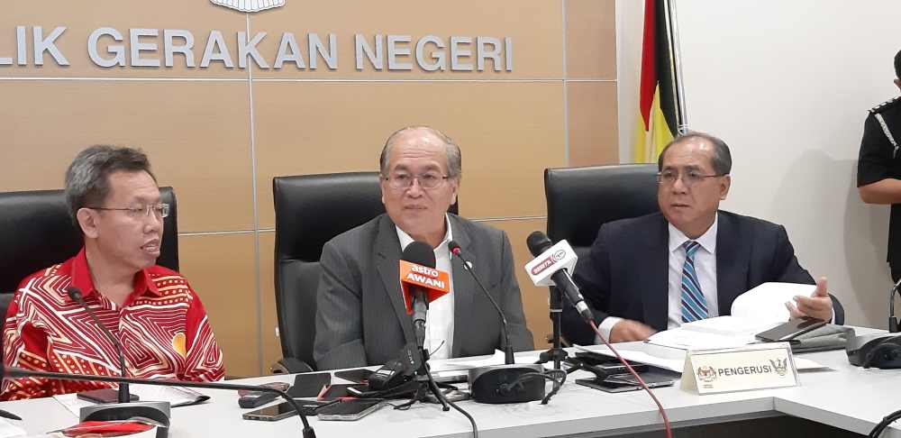 Datuk Amar Douglas Uggah (centre), with Minister of Local Government and Housing Datuk Seri Dr Sim Kui Hian (left) and State Secretary Datuk Amar Jaul Samion, speaking to reporters in Kuching January 29, 2020. ― Picture by Sulok Tawie