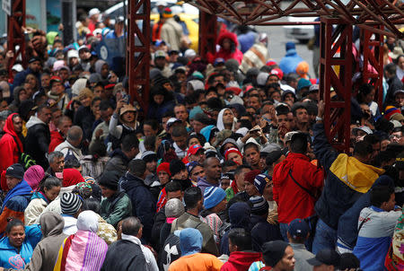 Venezuelan migrants wait to register their exit from Colombia before entering into Ecuador, at the Rumichaca International Bridge, Colombia August 9, 2018. Picture taken August 9, 2018. REUTERS/Daniel Tapia