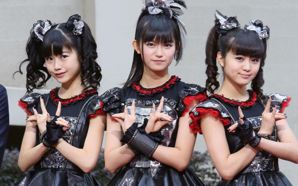 Nein, wir haben nicht zu viel Sake zum Sushi gesoffen. Wir wissen: In einer Galerie wie dieser sind die Damen, die wir ganz zum Schluss vorstellen, eher eine Randerscheinung. Dennoch muss man sagen: Babymetal aus Japan werden immer erfolgreicher. Zuletzt mischte die 2010 zusammengecastete Truppe hierzulande auch schon bei Rock im Park/Rock am Ring mit. (Bild: Ken Ishii/Getty Images)