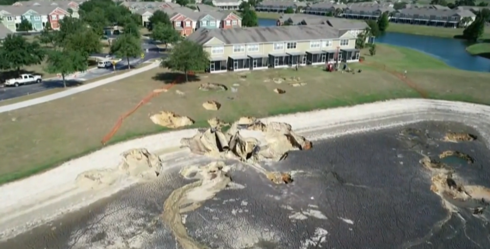 El vecindario Wynchase, en Ocala (Florida Central) sufre la súbita aparición de socavones, que ponen en riesgo de derrumbe los terrenos y las casas del lugar. (Captura de video / CBS)