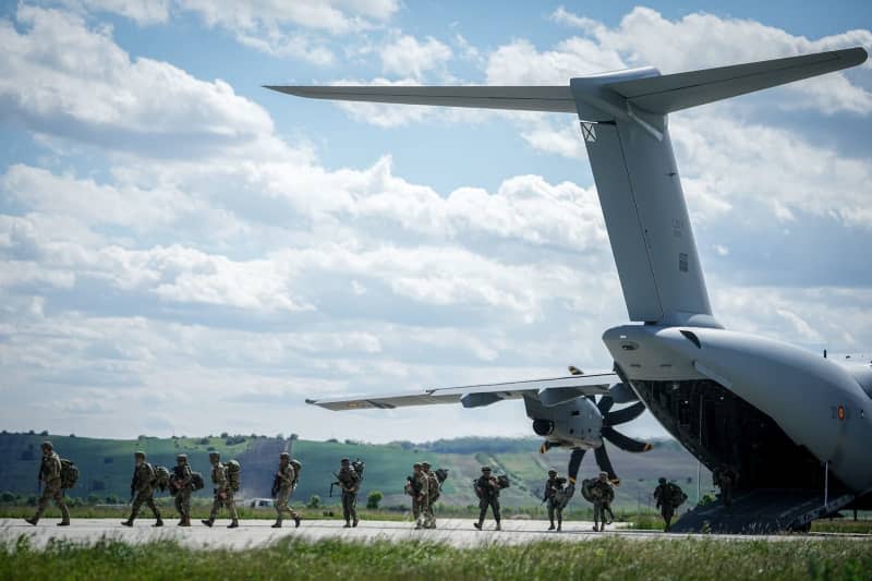 Spanish soldiers arrive at the 71st Airbase in an Airbus A400M as part of the Swift Response airborne exercise. NATO describes the exercise as the largest airborne operation since the Second World War. Kay Nietfeld/dpa