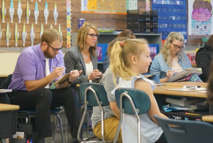 Teachers watch Eastern Oregon University professor Ronda Fritz demonstrate how to teach phonics and spelling during a third-grade reading lesson at Brooklyn Primary School in Baker City. (Alex Baumhardt/Oregon Capital Chronicle)