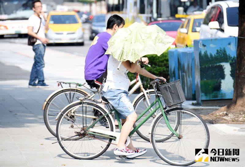 ▲今（ 25 ）日台灣各地大多為多雲到晴且高溫炎熱，午後西半部、東北部、東部地區及其他山區有局部短暫雷陣雨，並有局部大雨發生的機率。（圖／NOWnews資料圖片）