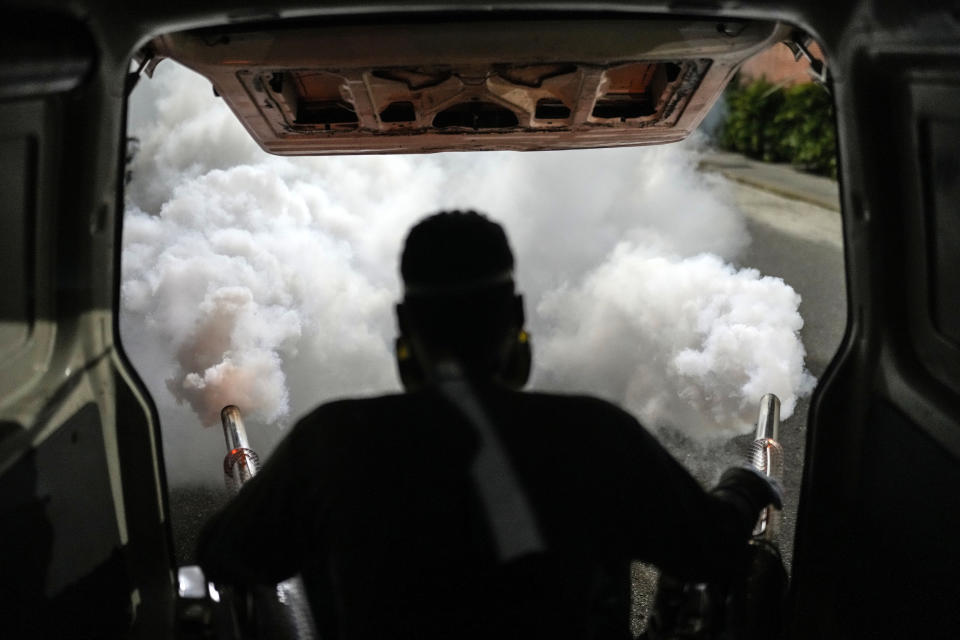 Un trabajador fumiga las calles de un vecindario contra el mosquito que propaga el dengue, en Caracas, Venezuela, el 12 de diciembre de 2023. (AP Foto/Matías Delacroix)