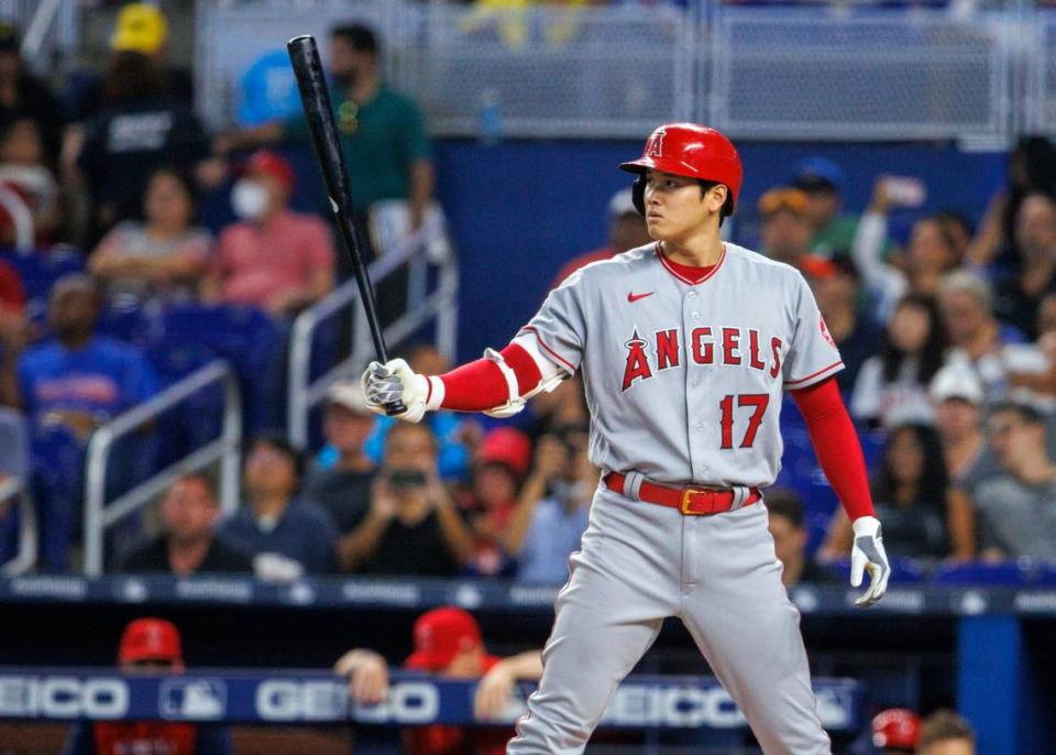 El bateador designado de los Angelinos de Los Angeles Shohei Ohtani batea en el primer inning del partido ante los Marlins, celebrado el 6 de julio de 2022 en Miami.