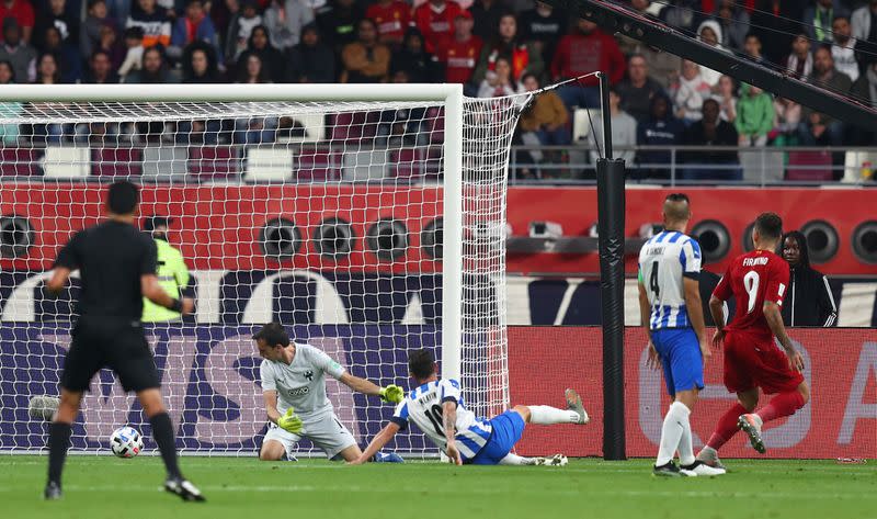 Foto del miércoles del delantero del Liverpool Roberto Firmino marcando el segundo gol ante Monterrey