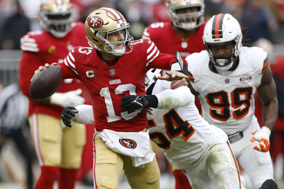 El quarterback de los 49ers de San Francisco Brock Purdy presionado por el defensive end de los Browns de Cleveland Ogbo Okoronkwo durante el encuentro del domingo 15 de octubre del 2023. (AP Foto/Ron Schwane)