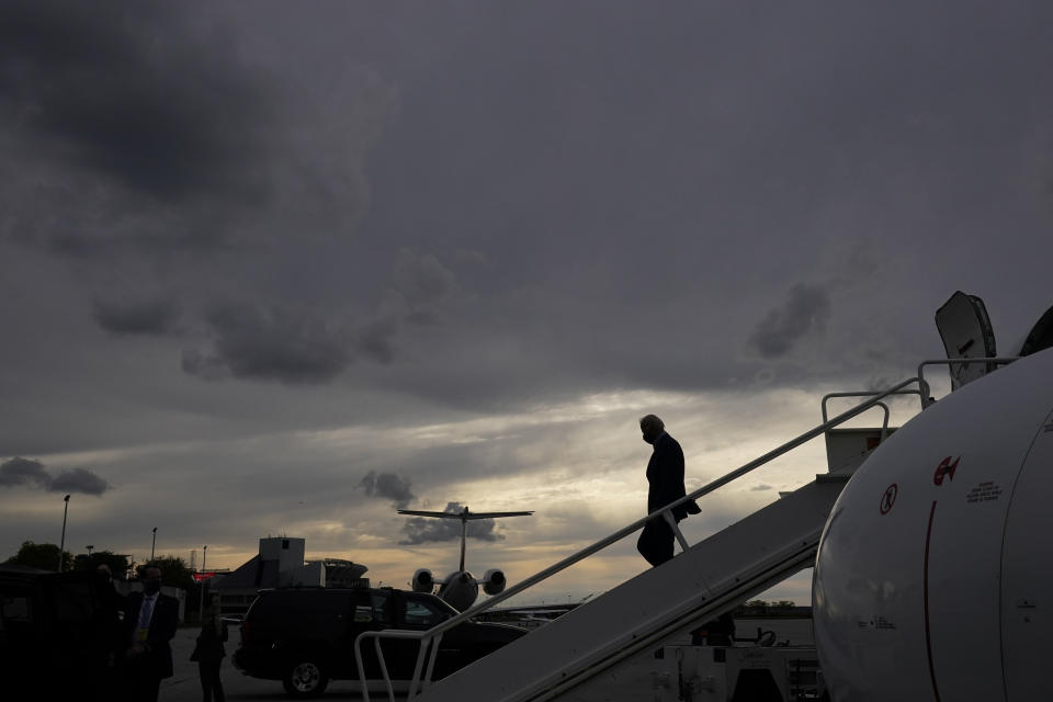 Llegada a Cleveland del exvicepresidente Joe Biden . (AP Photo/Andrew Harnik)