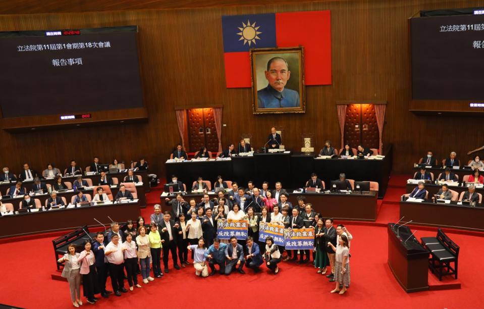 表決未通過民進黨團提案，民進黨團無視議程仍在進行，隨即聚集會場舉牌表達抗議。(記者包克明 攝)