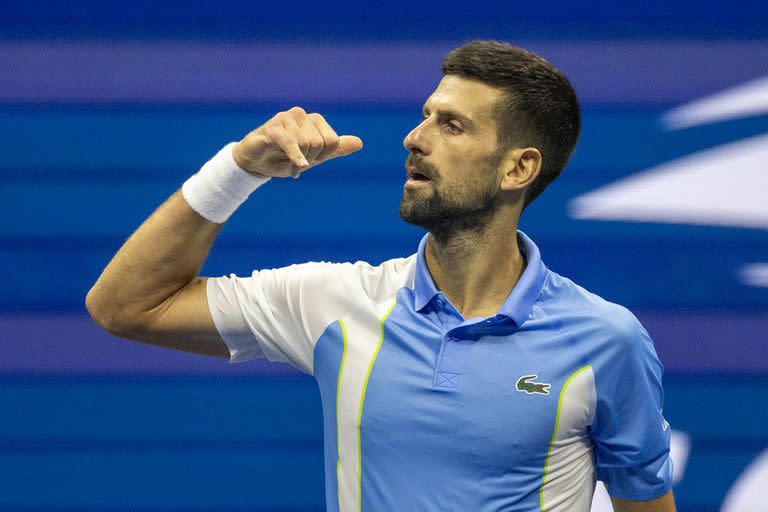 Novak Djokovic celebra su victoria ante Ben Shelton; el serbio será N°1 del ranking desde este lunes