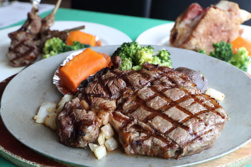 圖/人氣排隊美食「肋眼牛排」比一般牛肉吃起來更為軟嫩細緻-總督提供