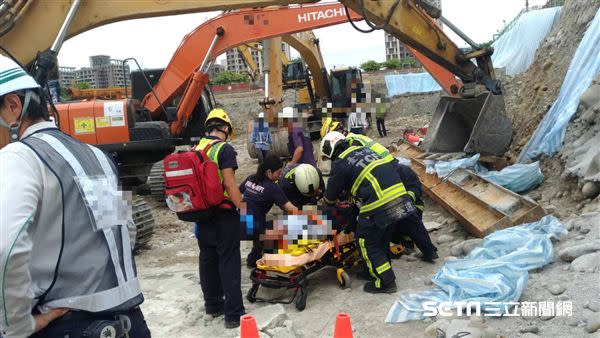 這名男工人已高齡74歲，仍在工地工作，讓不少人鼻酸。（圖／翻攝畫面）