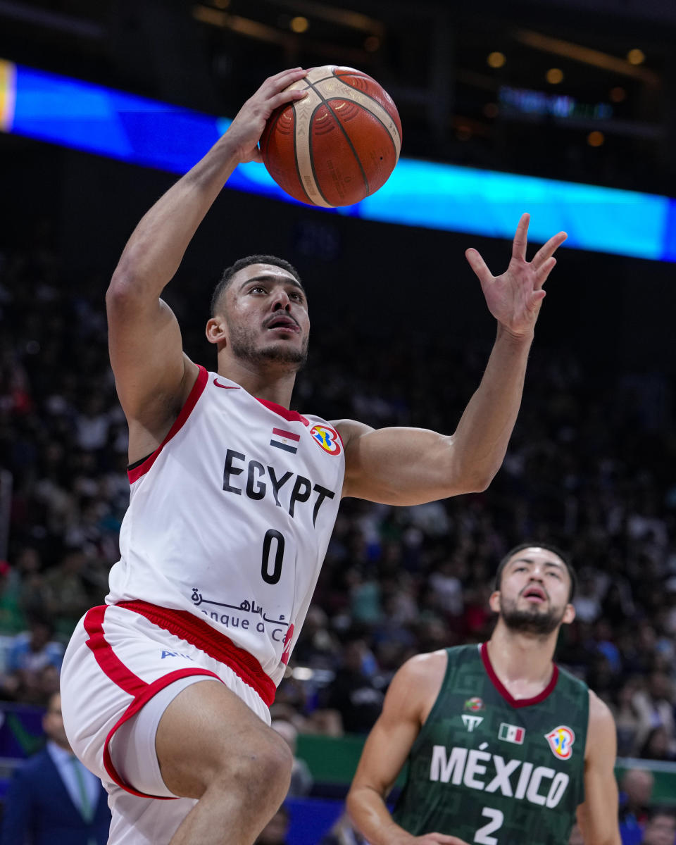 Egypt guard Amr Zahran (0) shoots in front of Mexico forward Gael Bonilla (2) during the second half of a Basketball World Cup group D match in Manila, Philippines Tuesday, Aug. 29, 2023.(AP Photo/Michael Conroy)