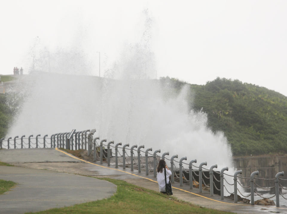 圖為小犬颱風外流環流影響，東北角海浪日趨增強，基隆潮境公園開始出現大浪。(張鎧乙攝)