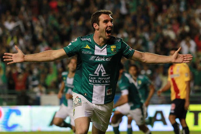 Mauro Boselli festeja un gol con León, club que en México es conocido como la "Fiera" o los "Esmeraldas" por el color verde de la camiseta