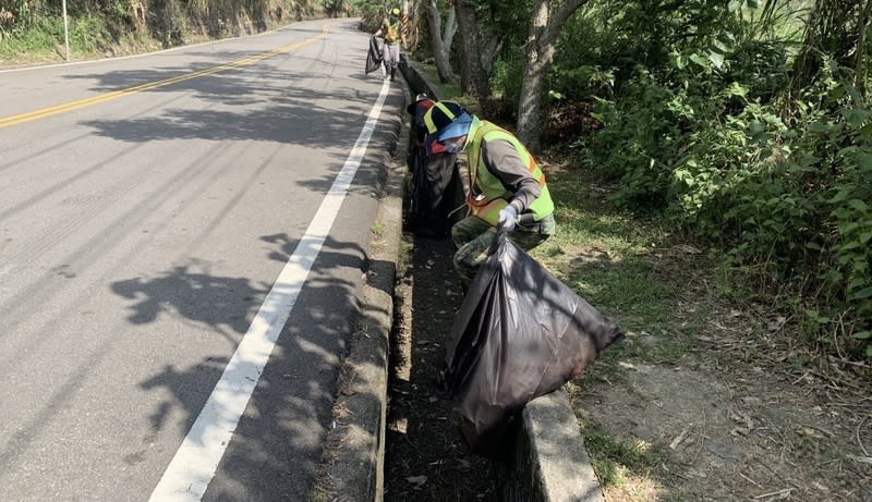 台中市環保局136市道架設監視器  取締亂丟垃圾 台中市136市道是穿越台中市太平區與南投縣國姓鄉 的道路，台中市環保局16日宣布，除持續清理環境， 也已架設24小時監視器，加強取締亂丟垃圾行為。 （台中市政府提供） 中央社記者郝雪卿傳真  113年6月16日 