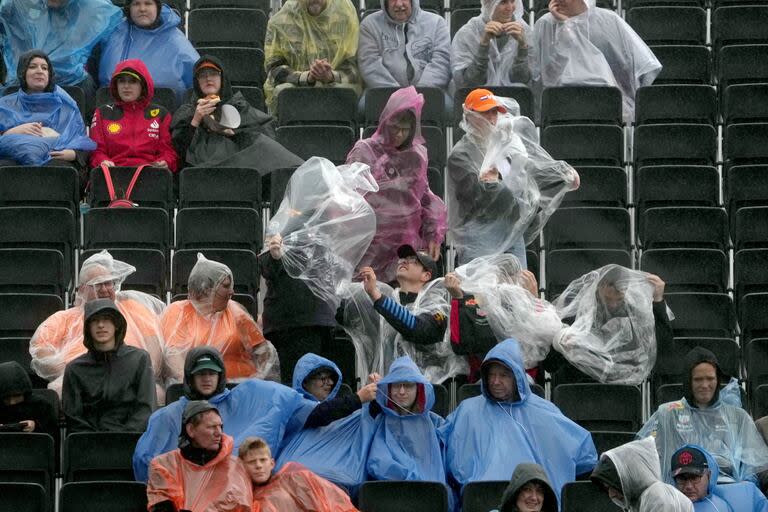 Pese a las lluvias, los fanáticos permanecieron firmes en la primera jornada de entrenamientos en Zandvoort, a la espera de ver acelerar al ídolo local, Max Verstappen.