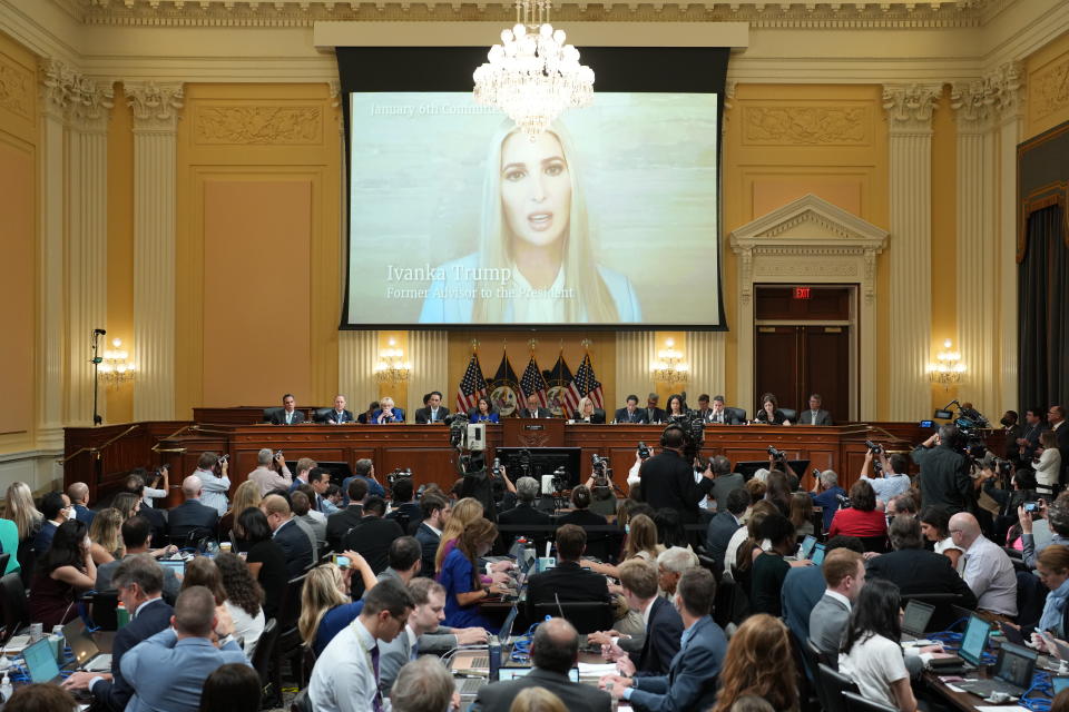 WASHINGTON, DC - 12 JUILLET: Une vidéo d'Ivanka Trump est diffusée sur un écran lors de la septième audience tenue par le comité restreint chargé d'enquêter sur l'attaque du 6 janvier contre le Capitole américain le 12 juillet 2022 dans l'immeuble de bureaux Cannon House à Washington, CC.  Le comité bipartite, qui recueille depuis près d'un an des preuves liées à l'attentat du 6 janvier 2021 au Capitole américain, présente ses conclusions dans une série d'audiences télévisées.  Le 6 janvier 2021, des partisans du président Donald Trump ont attaqué le bâtiment du Capitole des États-Unis dans le but de perturber un vote du Congrès pour confirmer la victoire du collège électoral pour Joe Biden.  (Photo de Doug Mills-Pool/Getty Images)