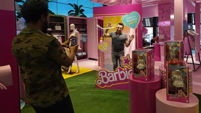 Un hombre posa en una gran caja de muñecas Barbie en Bloomingdale's en Nueva York, antes del estreno de la película. (Richard Drew/AP)