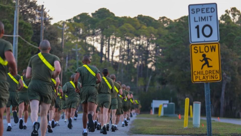 Recruits complete their final physical fitness test on Marine Corps Recruit Depot, Parris Island, South Carolina, on Dec. 5, 2023. (Cpl. Jacqueline Kliewer/Marine Corps)