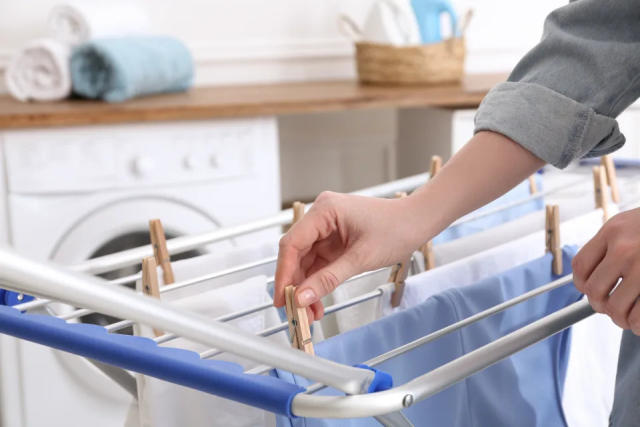 Stelle deinen Wäscheständer in der Nähe eines Absauggebläses auf, um die beim Trocknen entstehende Feuchtigkeit abzusaugen. (Bild: Getty Images)