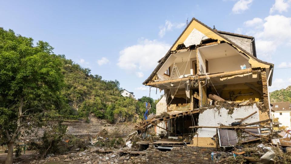 Eine Elementarversicherung schützt etwa bei Schäden durch Hochwasser, Starkregen, Erdsenkung oder Erdrutsch. Sie greift aber nicht sofort mit Vertragsabschluss.