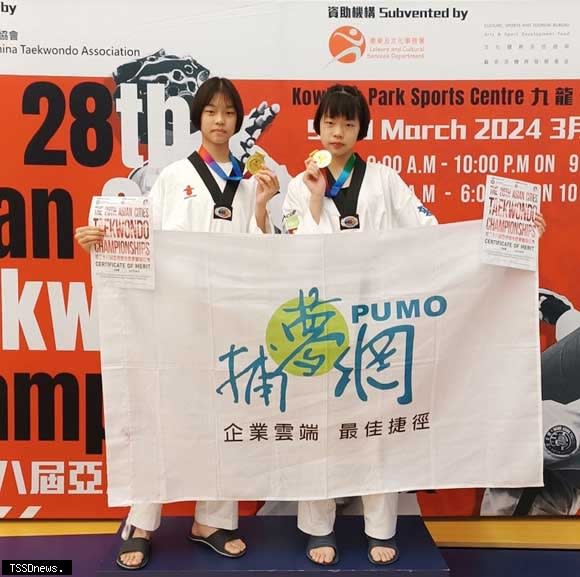跆拳道女將江宜璇（左）、江宜珊（右），參加亞洲城市跆拳道錦標賽獲兩面金牌及團體亞軍獎盃。（家長江爸提供）
