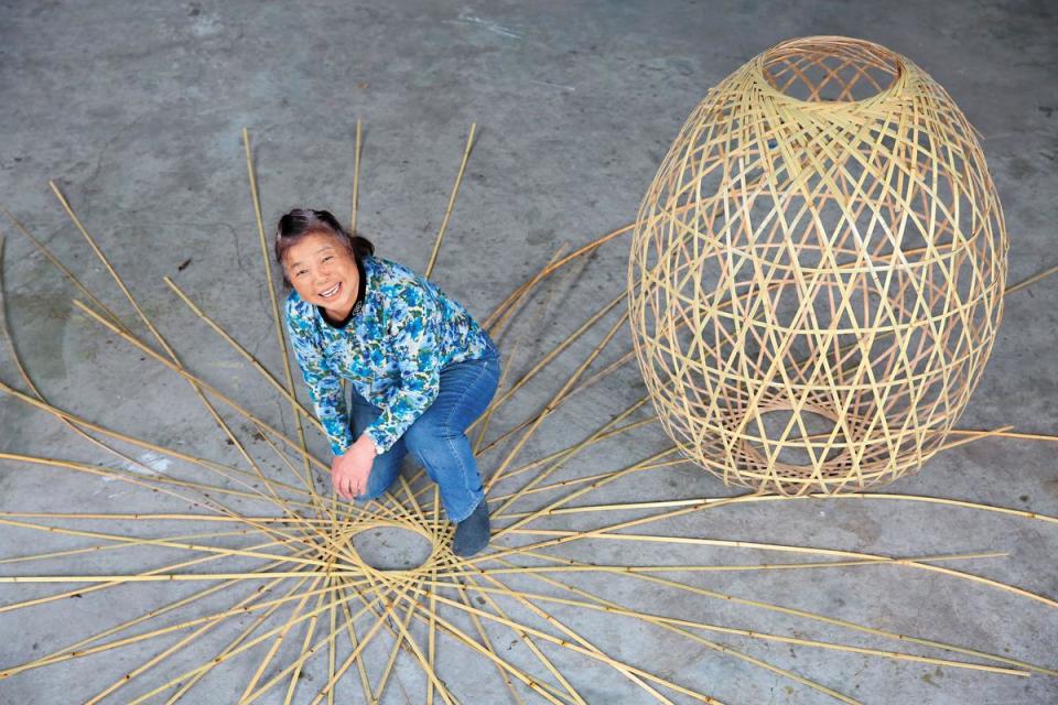 蔡黃阿員當年四處尋找名師，如今大科社區不但尋回失傳的竹編技藝，竹燈籠還更加精美。