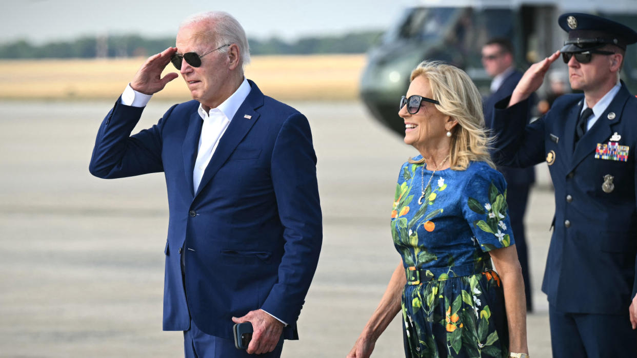  President Joe Biden and Jill Biden leave presidential helicopter. 