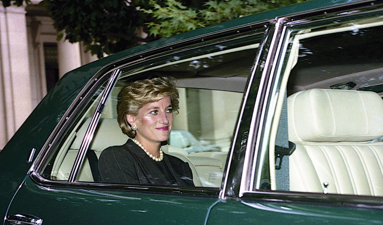 Un cuarto de siglo después del accidente automovilístico de París, persisten las teorías conspirativas sobre la muerte de Diana. <a href="https://www.shutterstock.com/es/image-photo/diana-princess-wales-leaves-brazilian-ambassadors-611833865" rel="nofollow noopener" target="_blank" data-ylk="slk:Shutterstock / mark reinstein;elm:context_link;itc:0;sec:content-canvas" class="link ">Shutterstock / mark reinstein</a>